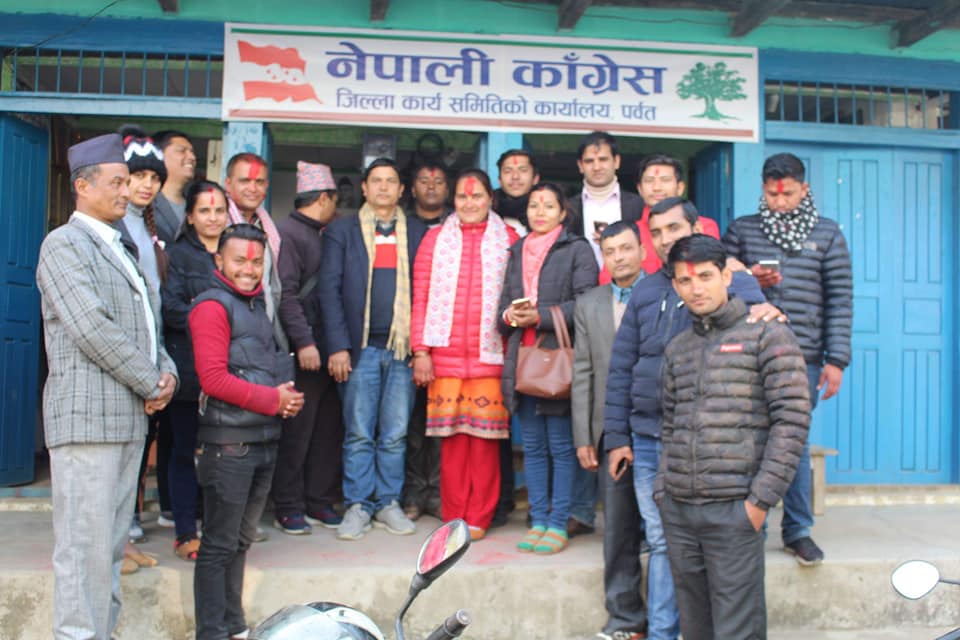 प्रेस युनियन पर्वतका नव निर्वाचित कार्यसमित सदस्यहरु सामुहिक तस्वीर खिचाउँदै…