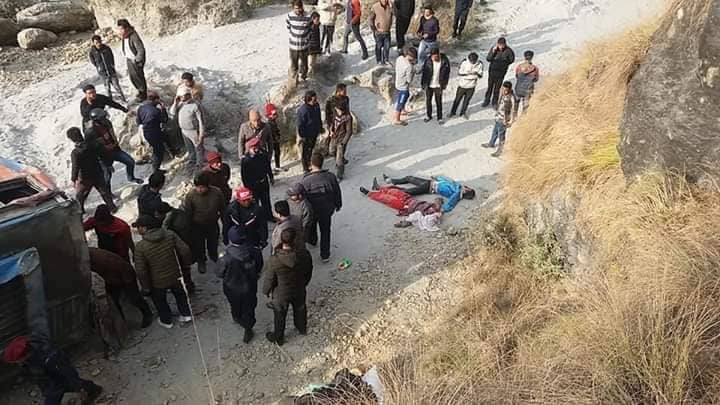 पर्वतको मालढुंगा बस दुर्घटना डेट, मृतकको संख्या ४, गम्भीर घाइतेलाई हेलिकप्टरबाट उद्दार गरिदै, घाइतेको संख्या ३४