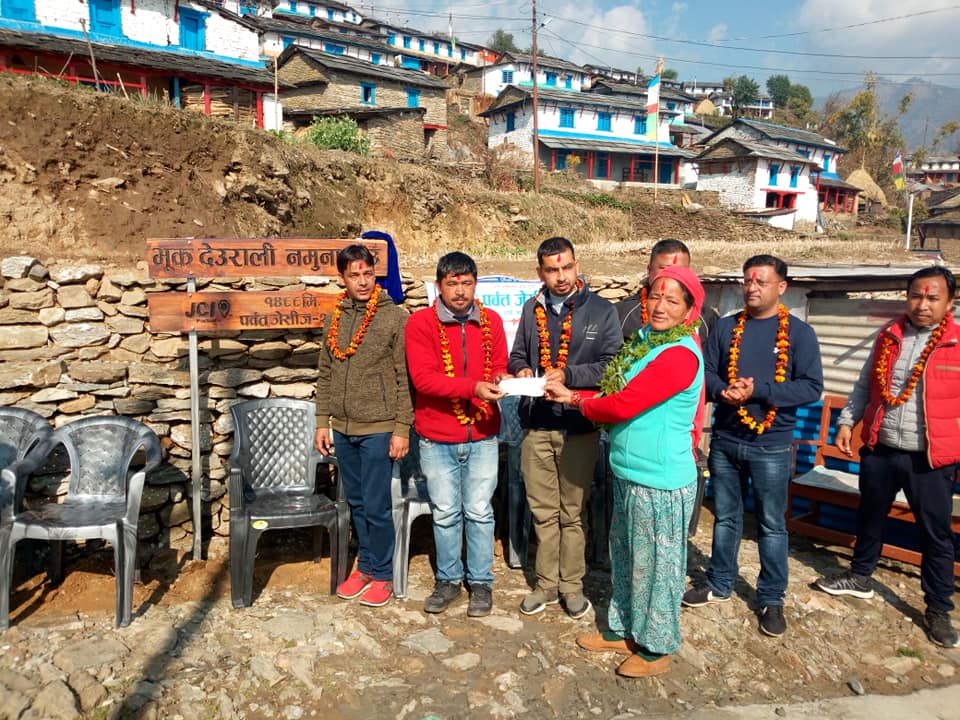 सामाजिक काम पर्वत जेसीजद्वारा नमुना गाउँ भूकमा बोर्ड स्थापना