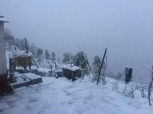 पर्वतमा फेरीपनि भयो हिमपात, चिसो बढ्यो, जनजीवन प्रभावित