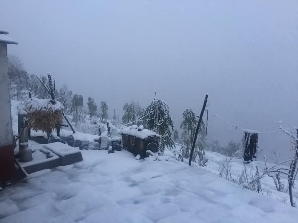 पर्वतमा फेरीपनि भयो हिमपात, चिसो बढ्यो, जनजीवन प्रभावित