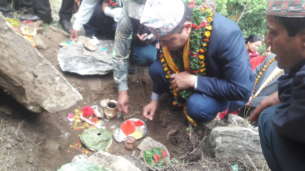आम्बोट–दुर्लुङ–महभीर–घोडेपानीपदमार्गको सांसद गिरीद्धारा शिल्यान्यास