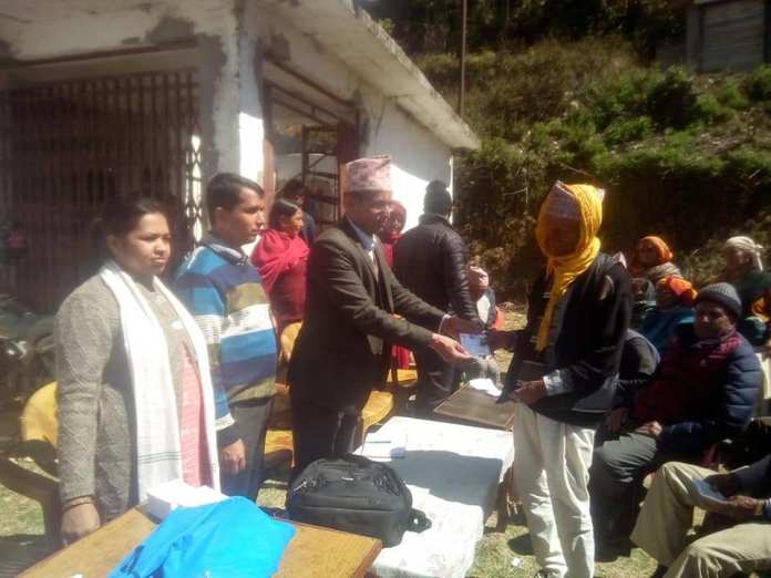 नगरका बिभिन्न ठाँउमा पुगेर जेष्ठ नागरिकलाई गाउँमै परिचय पत्र वितरण र्गर्दै नगरपालिका ।।