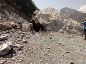 चैत्रमा पनि पर्वतको बिहादीमा को कालीगण्डकी लोकमार्गमा गयो सुख्खा पहिरो,