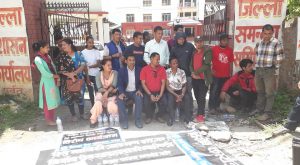 मिडिया काउन्सील बिधेयकको बिरोधमा पर्वतका पत्रकार, प्रशासन कार्यालयमा पुगेर धर्ना ।