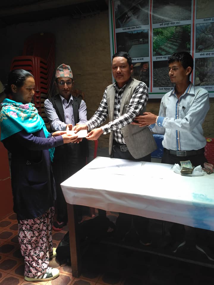 पर्वतको जलजला गाउँपालिका वडा नं. ९ बनौँका १० जना कृषकहरुको लागि पशु सेवा शाखाको तर्पmबाट आर्थिक सहयोग,