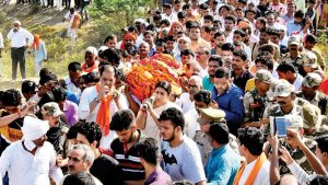 निर्वाचन क्षेत्रका सहयोगीको पार्थिव शरीर बोकेर घाटसम्म पुगिन् स्मृति इरानी