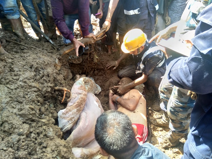 पर्वतको खुरकोटमा दुखद घटना बुधबार पहिरो घरमा खस्दा एक जनाको मृत्यु ।