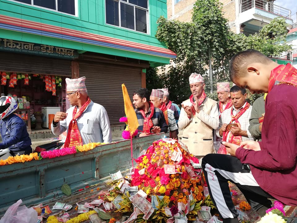 कुस्ममा ल्याइएको गाइको पूजा गरेर गोवर्धन पूजा