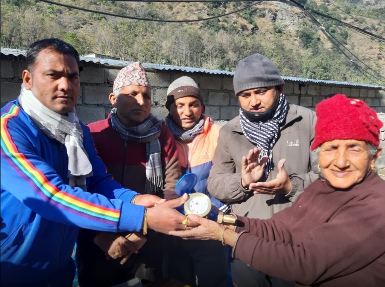 पर्वत बेनीमा लिफ्ट खानेपानिको मिटर जडान सुरु स्थानियमा खुसियाली .