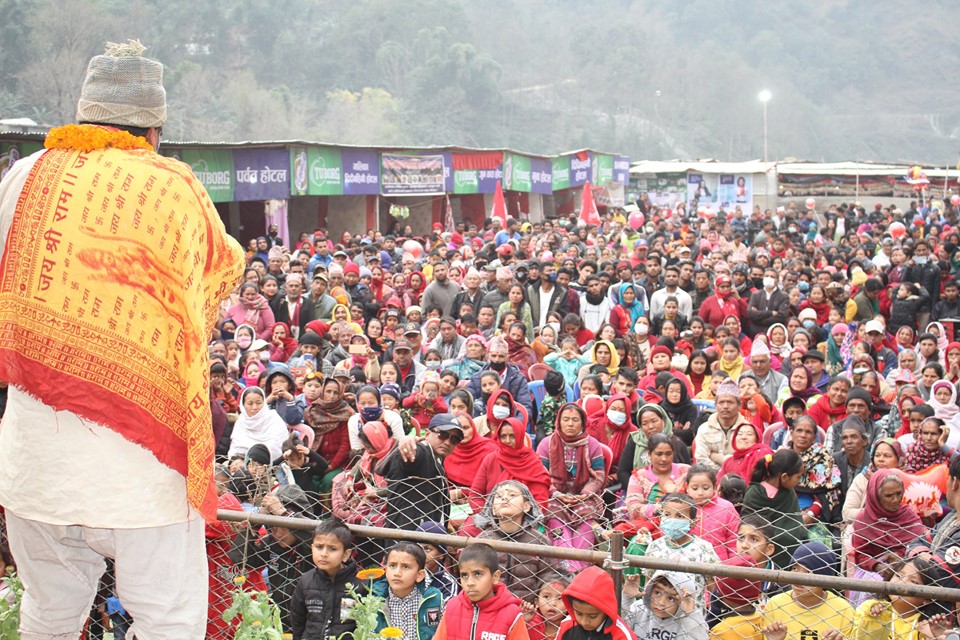 महिला महोत्सवमा तेस्रो दिन सनिवार ः चर्चित गायक कृष्ण अखेलीको भिर्नी झोलामा पुर्खे बा को कोसेलीले दर्शकको भिडभाड ।।