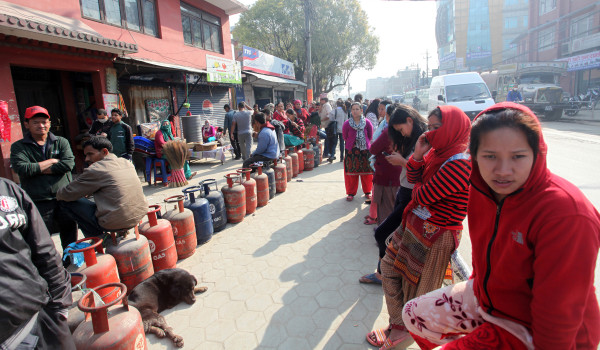 ग्यास सहज नबनाए सेना र प्रहरी लगाएर वितरण गरिने