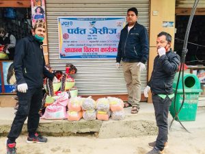 नगरपालिका तथा गाउँ पालिकाका मजदुर परिवारलाई राहात बितरण गर्दै पर्वत जेसिज ।