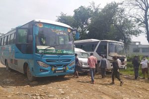लकडाउनका वेला पनि सवारी पासविनै महँगो भाडा लिएर यातायात व्यवसायीले गाडी चलाउने गरेको खुले