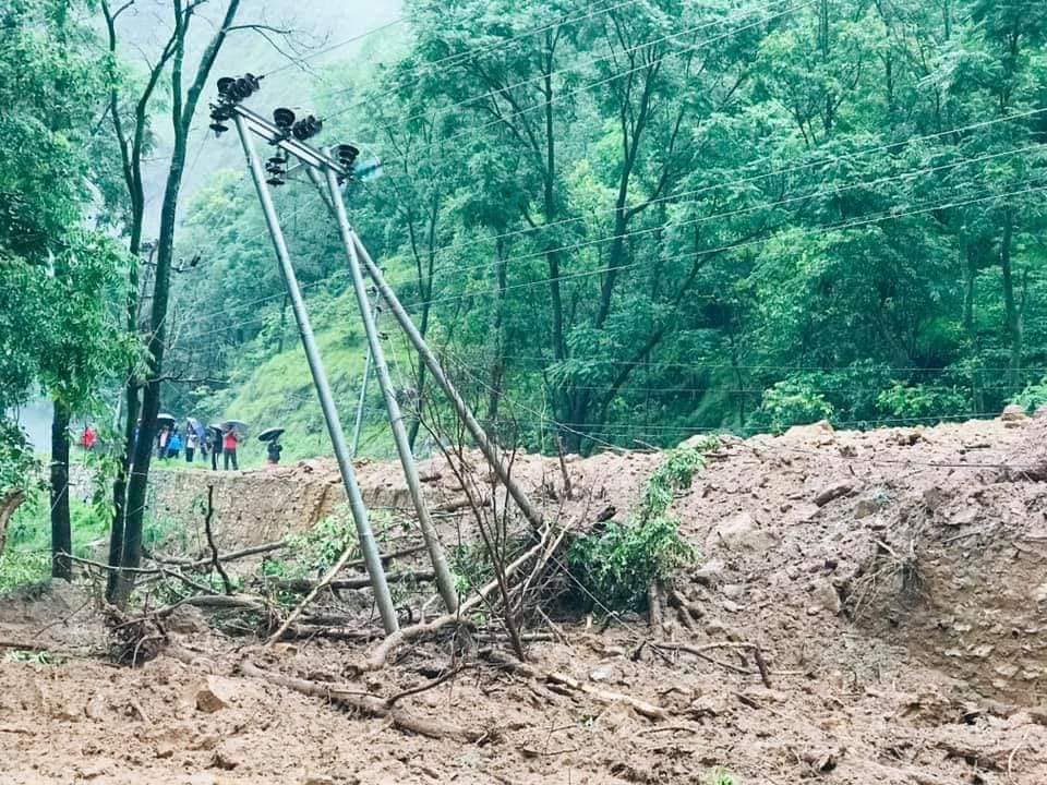 कुश्मा नगरपालिका वडा नं. १ सहस्रधारामा पहिरोले अवरुद्ध पोखरा-बागलुङ सडक सुचारु