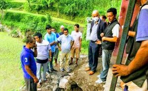 बर्षातले भत्काएका आँगन र पहिरोले चर्काएका बस्तीहरुमा सांसद गिरी