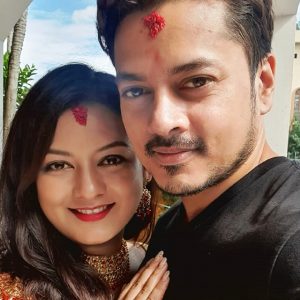 तीजमा पतिसँग रमाउँदै वर्षा
