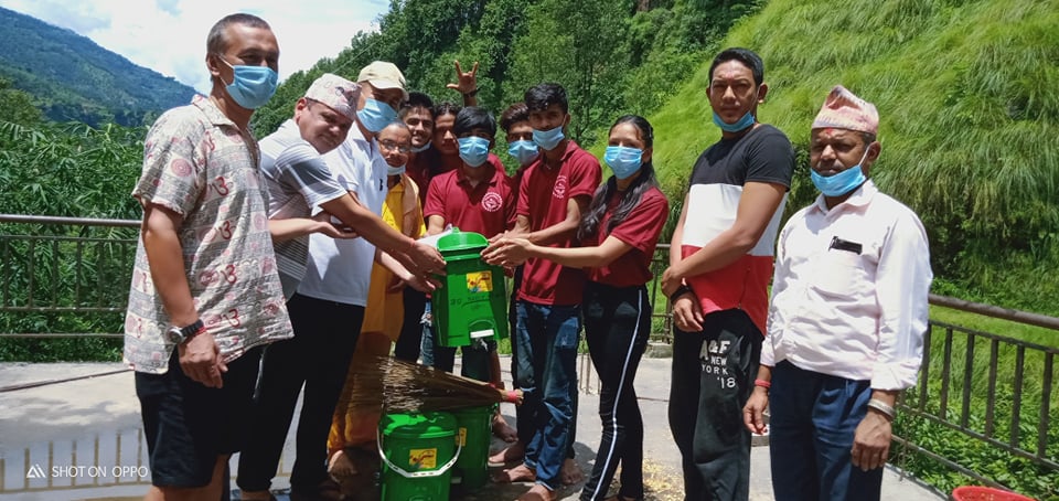 धार्मिक पर्यटकीय क्षेत्र गुप्तेश्वरमा सरसफाई तथा सरसफाईका सामग्री वितरण