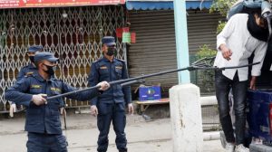 ‘फ्रन्टलाइन’मा खटिने प्रहरीलाई भत्ता गफमै सिमित, मास्क आफैँ किन्नुपर्छ