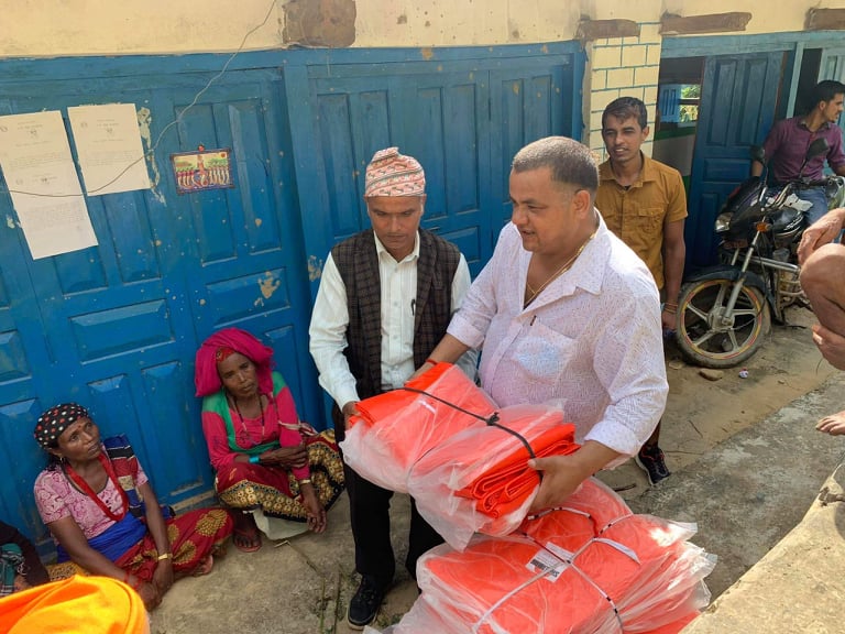 जलजला गाउँपालिका वडा नं. ७ धाईरिङका पहिरो पीडितलाई त्रिपाल र चामल.