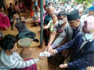 मुडिकुवा पहिरो पीडितलाई २ लाख ५० हजार राहत वनमंत्रीले बुझाए