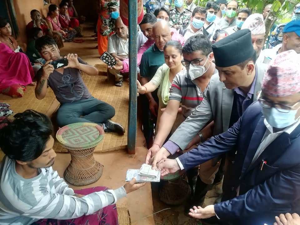मुडिकुवा पहिरो पीडितलाई २ लाख ५० हजार राहत वनमंत्रीले बुझाए