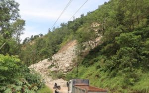 पोखरा- बागलुङ सडकको पर्वत खण्ड पहिरोका कारण आजपनि ठाउँ ठाउँमा अबरुद्ध