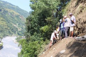पहिरो छिचलेर बल्ल आयो बगरफाँटमा खानेपानी, स्थानीयमा खुसीयाली