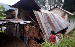 पर्वतको पाङमा भूक्रम्पले एक घर ध्वस्त