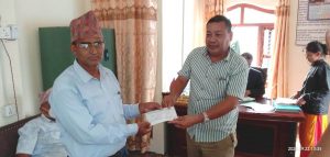 कुश्मा नगरपालिकाका मेयर जोशीद्धारा दृष्टिविहिन विद्यार्थीलाई २५ हजार रकम प्रदान