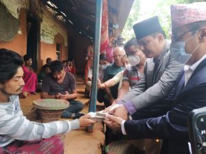 पर्वतको मुडिकुवाका बाढी पहिरो पिडीतलाई घरमै पुगेर राहत बितरण