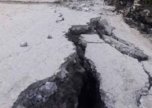 दुर्लुङचोकमा सडक भासियो…स्थानीय त्रसित (भिडियोसहित)