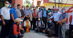 काँग्रेस प्रवेश गरेका कार्यकर्तालाई नेकपामा फिर्ता बोलाउँदै टिका लगाउँदै…