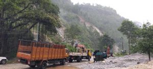 सहस्रधारामा पहिरो जाँदा मध्यपहाडी लोकमार्गको पर्वत-बागलुङ खण्ड फेरी अवरुद्ध