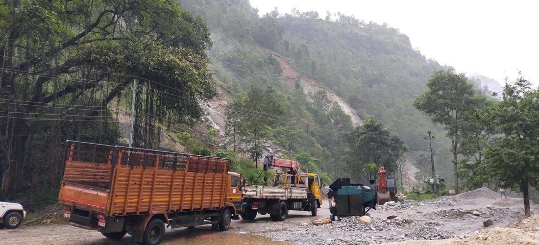 मध्यपहाडी लोकमार्गको सहस्रधारामा निरन्तर पहिरो, दैनिक घण्टौ रोकिन्छन सवारी साधन