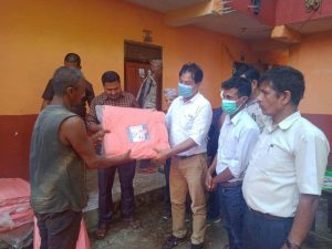 पर्वतको फलेवासका बाढीपहिरो पिडितलाई तरुण दलले दियो जस्ता र त्रिपाल