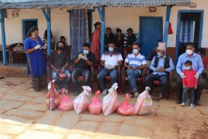 दशैको बेलामा सामाजिक अभियान्ताले ल्याए गरिबको झुपडीमा खुसीयाली