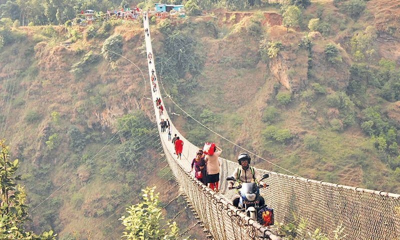 नेपालकै अग्ला झोलुङ्गे पुलमा पर्यटकको घुइचो, कुश्माका होटल व्यवसायीमा खुसीयाली