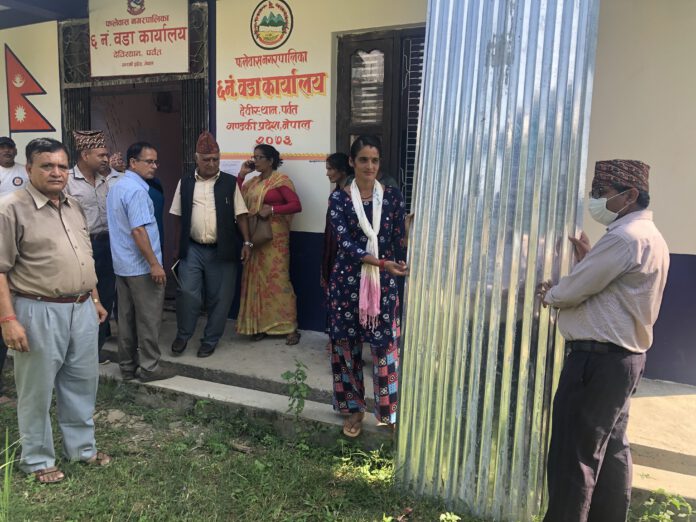 बाढी पहिरो पीडितलाई जस्ताको छानो आयो, अब घर बनाउने फलाम, रडक कस्ले दिने ?