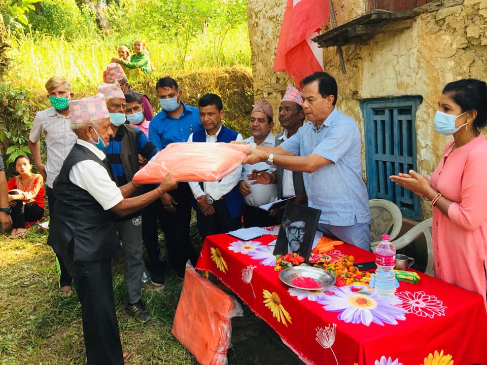 पर्वतको कुर्घाका पहिरोपिडितलाई आर्थिक र त्रिपाल सहयोग