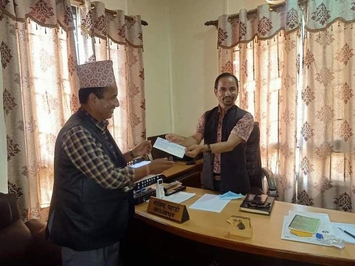 पर्वतको मोदीका अध्यक्ष पौडेलद्धारा चाडवाड खर्चको रकम पर्वत अस्पताललाई प्रदान