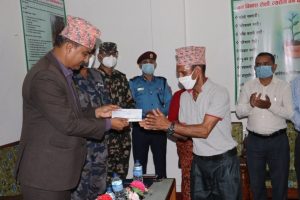 पर्वतका चितुवा पिडितहरुले पाए राहत, मन्त्री लम्सालद्धारा वितरण