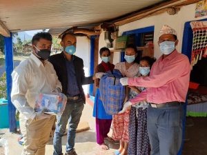 नेपाली सहयोगी हात द्धवार मेरुदण्ड पक्षघातबाट पीडित गिरीलाई आर्थिक सहयोग,