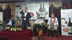 काठमाण्डौमा यसरी सार्वजनिक भयो फलफूलको राजा “किवी”को वाइन