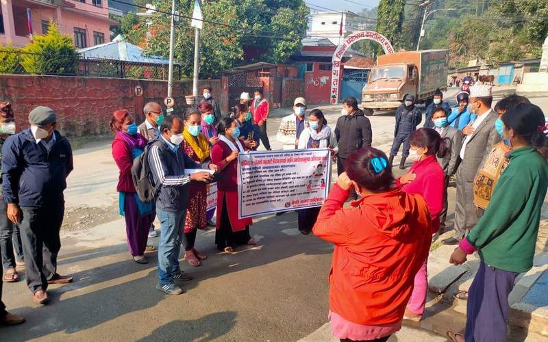म्याग्दीमा कोरोना संक्रमित खोज्न स्वास्थ्यकर्मी घरघरमा