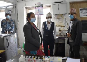 मन्त्री पुनद्वारा पर्वत अस्पतालको निरीक्षण