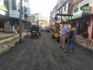 कुश्मा बजार भित्रका मुख्य सडक कालोपत्रे कार्य शुरु
