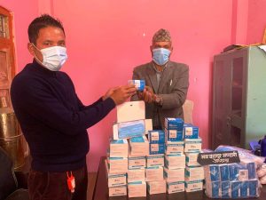 समाजसेवी केसीद्धारा रघुगंगाका स्वास्थ्य संस्थाहरुमा स्वास्थ्य सुरक्षाका सामाग्री सहयोग