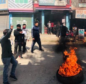 पर्वत प्रशासन अगाडि टायर बालेर नेबिसंघको बिरोध प्रर्दशन