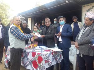 पर्वतको फलेवासका दुग्ध उत्पादक कृषकले पाए नगरपालिकाबाट अनुदान